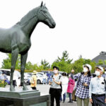 大山ヒルズに無敗三冠馬「コントレイル像」
