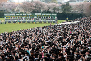 ファンファーレでオイオイ言ってる奴が中山に数人いた件について