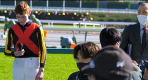 イーガンの初勝利の撮影が1人ぼっち…と思っていたらアノ騎手が現れる