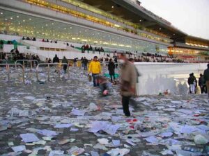 府中阪神←綺麗で若い女子供多い　中山←臭いおっさん多い