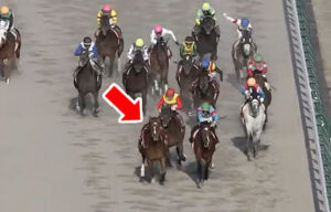 川田さんカラ馬に挟まれて立ちあがる