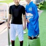 翠夫人「私もジョッキーの妻は引退です」涙を浮かべ夫福永を出迎え