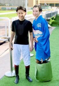 翠夫人「私もジョッキーの妻は引退です」涙を浮かべ夫福永を出迎え