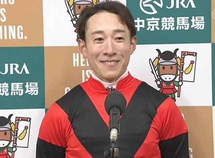 新装京都競馬場の試走会　藤岡佑介１着でガッツポーズ