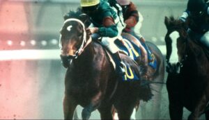 【競馬】日本馬が凱旋門賞で勝てない原因は「一部の生産者の思惑と見事に一致したJRAの特殊な馬場整備」