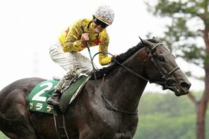 【新潟大賞典】トップハンデ59kgカラテが不良馬場制す！重賞3勝目