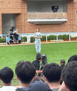 函館競馬場、レース後にパドックで長澤まさみさんのトークショーを開催　人が押し寄せ大混乱にwww