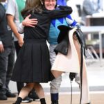 ディヴィーナ大魔神佐々木オーナー夫妻、デムーロと抱き合って喜ぶ