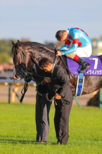 【競馬】イクイノックスがルメールとともに目を閉じ一緒にお辞儀