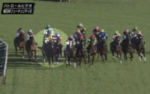 4コーナーでルメールが川田に内を空けて進路を譲った！？