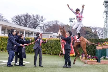 横山典(56歳)フライングディスマウント(デットーリジャンプ)を披露ｗｗｗ