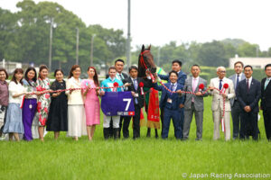 ロマンチックウォリアーの口取り式、美女だらけ