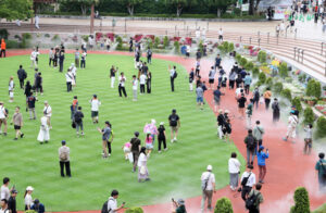 【新潟競馬場】開放、昼休みのパドックウォーク大行列