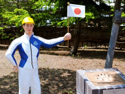 札幌競馬場の川田将雅像www