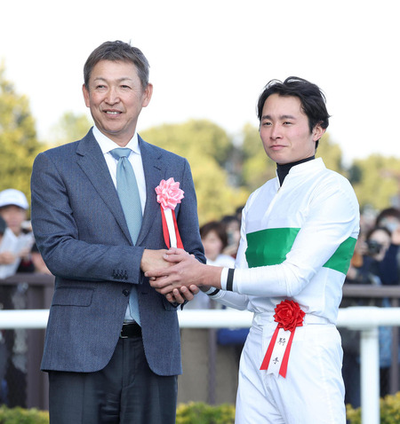 立浪と握手してる岩田望来が全然うれしそうじゃない件