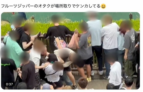 アイドルファンの乱闘か、東京競馬場で取っ組み合いのケンカ！競馬ファン「神聖な場所でやめて」  [阿弥陀ヶ峰★]