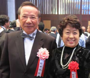 夫(86)妻(90)野田夫妻がダノンデサイル観戦のため渡英www)