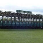 フランス全土で20万人規模の反政府デモ 凱旋門賞危機