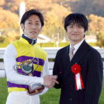 福島記念プレゼンターの男、騎手より小さい